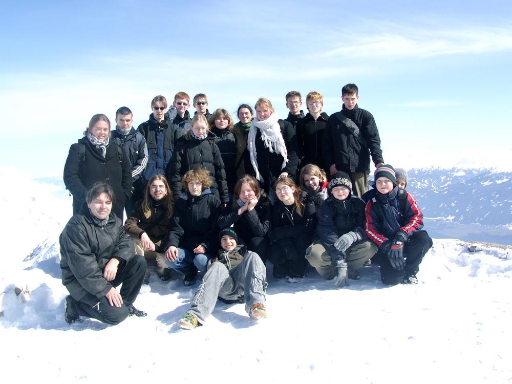 2004: AG Klangexperimente und Chemie-AG nach ihrem ersten Auftritt (knapp) außerhalb Deutschlands in Tirol.